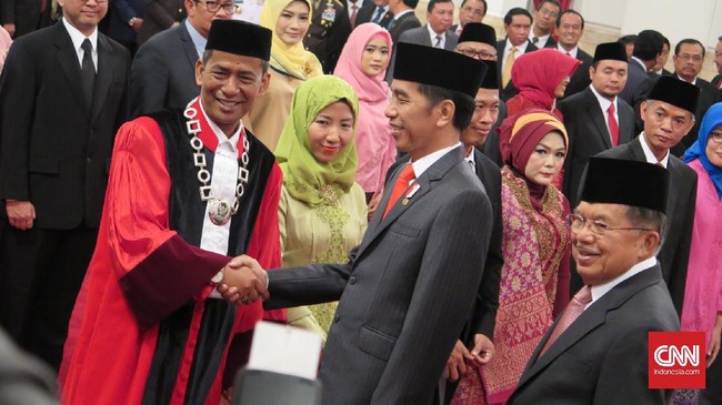Saldi Isra dilantik Selasa pagi di Istana. Siang harinya setelah peyambutan di MK, pakar hukum tata negara ini langsung mengikuti sidang.