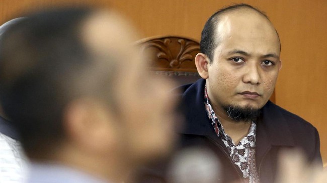 Novel Baswedan yang mendapat serangan penyiraman dengan air keras akan dipindahkan ke Jakarta Eye Center untuk menjalani operasi mata.