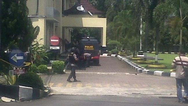 Seorang pria menabrak anggota Polres Banyumas dan menyerang menggunakan senjata tajam. Belum diketahui motif penyerangan ini.