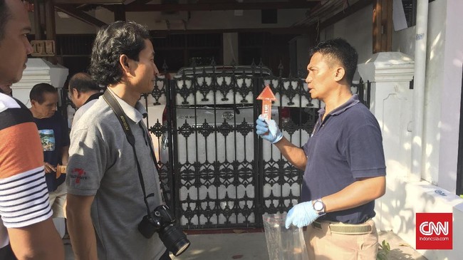 Polres Jakarta Utaran akan memeriksa pakaian Novel dan cangkir yang diduga dipakai pelaku menyiramkan air keras di wajah penyidik KPK itu.