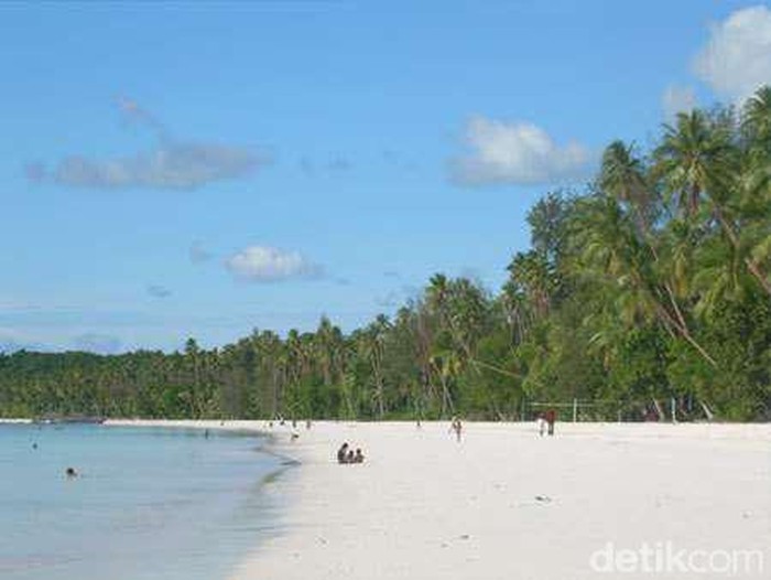 Pantai Ngurbloat di Maluku Tenggara