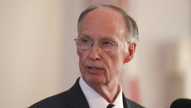Gubernur Alabama, Robert Bentley, mengundurkan diri dari posisinya setelah skandal seks dengan penasihat politik berusia setengah umurnya, terungkap.