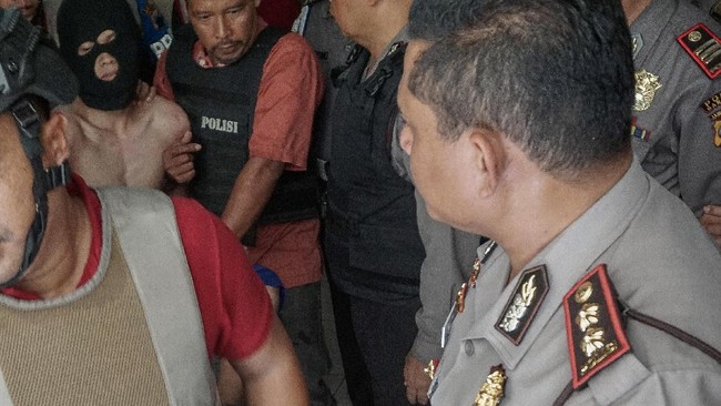 Saat melancarkan aksinya, MID yang masih berusia 19 tahun mengenakan pakaian dan logo yang mengarah pada kelompok radikal tertentu.