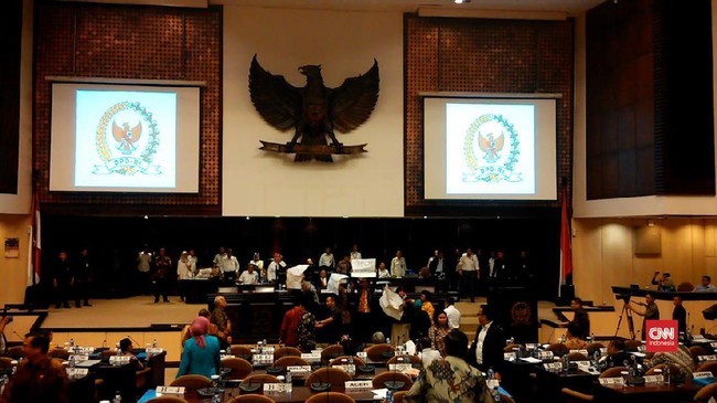 Sejumlah anggota DPD protes keras atas pengesahan perubahan Tata Tertib DPD untuk periode 2019-2024 karena tidak melalui pembahasan bersama.