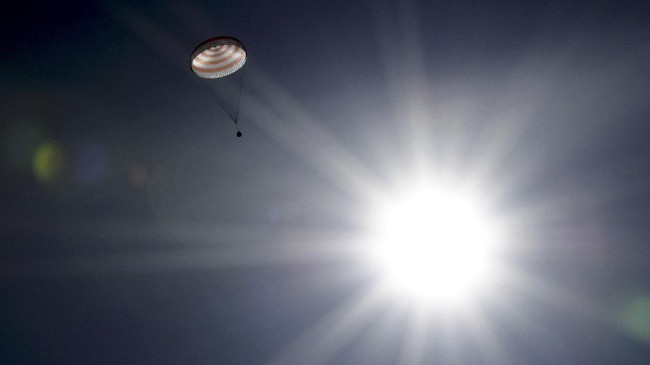 Leroy Chiao, mantan Astronaut Badan Antariksa Amerika Serikat (NASA), meyakini bahwa Bumi dan manusia bukan satu-satunya kehidupan di tata luar angkasa.