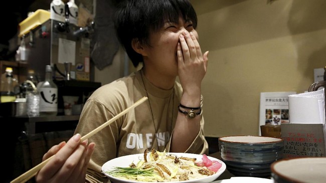 Antusiasme Warga Jepang Santap Ramen Cacing