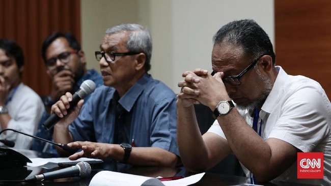 Eks Ketua KPK Busyro Muqqodas, ICW, YLBHI, dan KPBI mencabut permohonan uji materi UU MD3 terkait 'manuver' Ketua MK ke DPR.