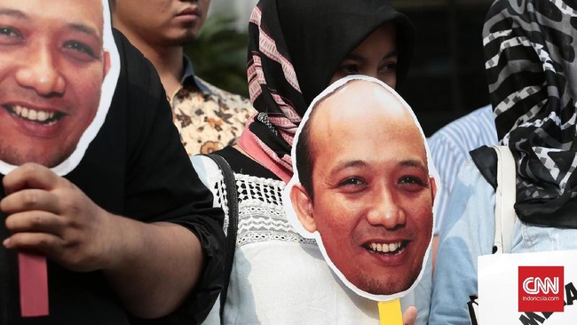 Terdapat sejumlah perkembangan yang dialami Novel Baswedan, termasuk pertumbuhan selaput kornea di mata kanan dan pembuluh darah di mata kiri bagian atas.