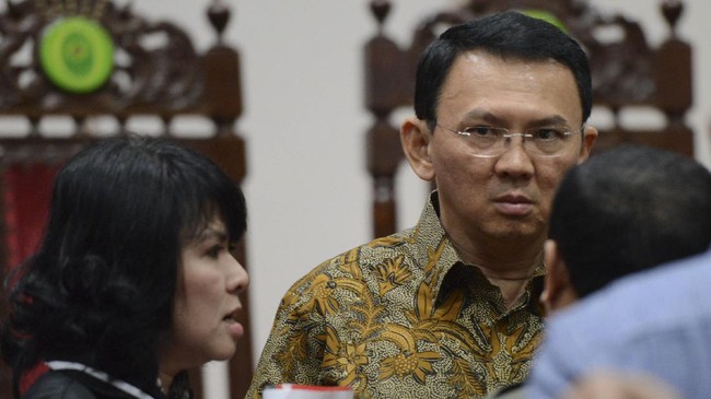 Jelang putusan sidang Ahok, yang akan diumumkan Selasa (9/5), media sosial diwarnai perang opini antar pendukung dan mereka yang ingin Ahok dipenjarakan.