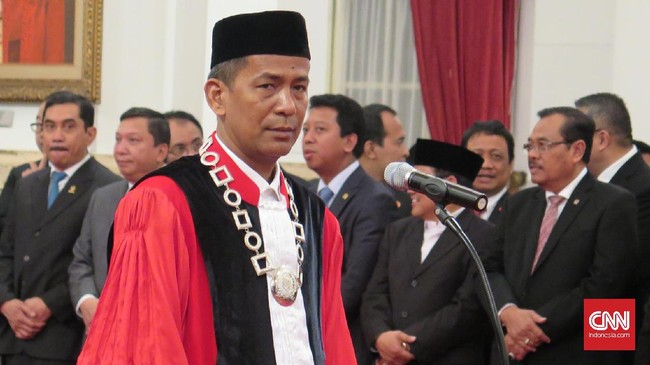 Saldi Isra kerap berinteraksi dengan eks Ketua MK Mahfud MD, terutama saat menyeleksi penasihat KPK. Mahfud mendorong Saldi meneruskan regenerasi di MK.
