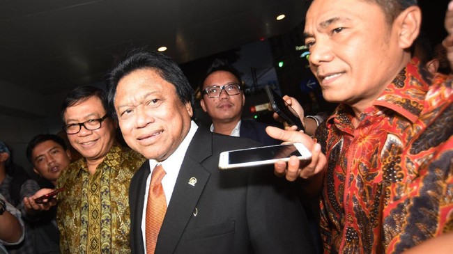 Komisioner Ombudsman RI Laode Ida mengkritik MPR terkait rangkap jabatan salah satu pimpinannya, Oesman Sapta Odang. MPR harus menyikapi rangkap jabatan itu.