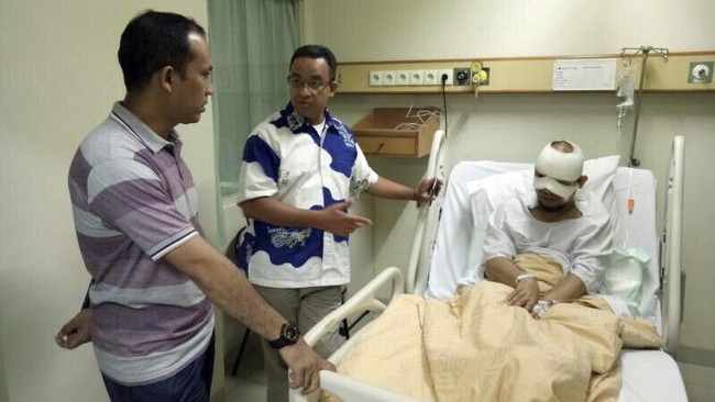 Tindakan di RS Mitra Keluarga sejauh ini adalah membersihkan cairan kimia dari air keras yang disiram ke wajah Novel Baswedan.