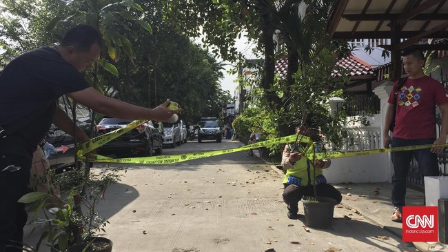 Selain memeriksa saksi, penyidik juga mengumpulkan barang bukti di antaranya pakaian yang dikenakan Novel saat kejadian dan sebuah cangkir.