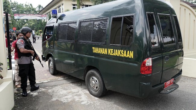 Seorang pria menyerang anggota Polres Banyumas menggunakan parang dan menabrak dengan sepeda motor. Polisi menyebut ada indikasi teror dalam insiden ini.
