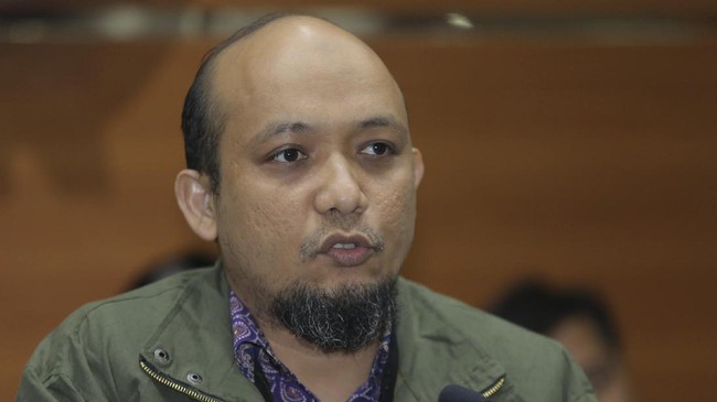 Novel terkena air keras di wajahnya. Ia disiram pelaku yang mengendari motor usai salat subuh di masjid dekat rumahnya.