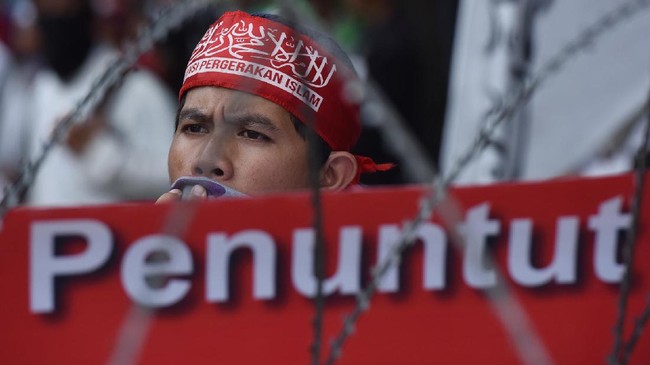 Usai sidang pembacaan tuntutan kepada Ahok, dua kubu massa dari sisi pro dan kontra sempat terjebak adu mulut di depan Ruang Auditorium Kementerian Pertanian.