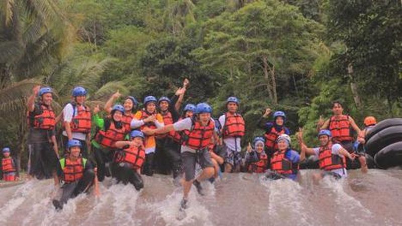 Anda suka olahraga adrenalin? Sambil berbasah-basah? Sesekali cobalah River Tubing Cikalumpang.