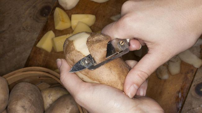Peeler dianggap sebagai cara termudah untuk mengupas kentang. Namun kini ada cara baru untuk mengupas kentang dengan cara yang lebih praktis dan cepat.