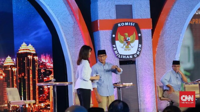 Ira Koesno meminta agar panitia ikut mencatat nama pendukung pasangan calon yang kedapatan tak tertib saat debat berlangsung.