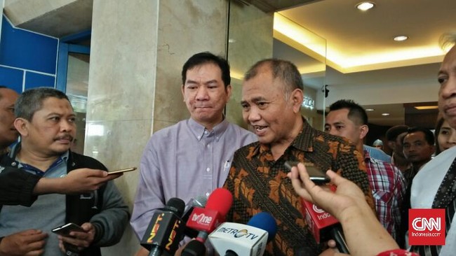 RDP yang digelar di ruang sidang Komisi III DPR kembali dibuka pada pukul 19.40 WIB setelah seluruh pimpinan KPK dinyatakan hadir.