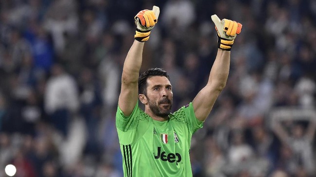 Gianluigi Buffon mengaku bangga pernah bermain dengan pemain kelahiran 50-an hingga tahun 2000-an.