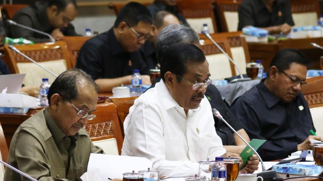 Ketua Setara Institute menilai komentar-komentar Jaksa Agung M Prasetyo yang menyinggung KPK saat rapat dengan Komisi III bermuatan politis.