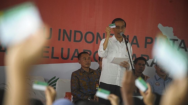 Jokowi pernah berjanji kepada Ridwan Kamil untuk berkunjung ke Bandung. Hari ini, janji itu dipenuhi Jokowi yang datang untuk mendistribusikan KIP dan KIS.