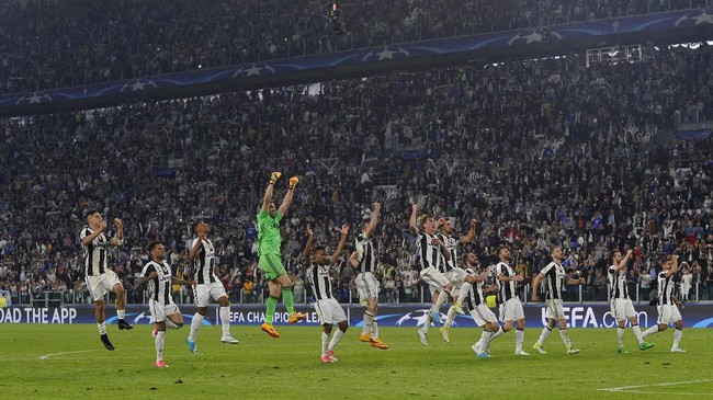 Juventus terbilang tidak beruntung mengenakan kostum utama di final Liga Champions. Juventus tak pernah menang di final jika mengenakan kostum hitam-putih.