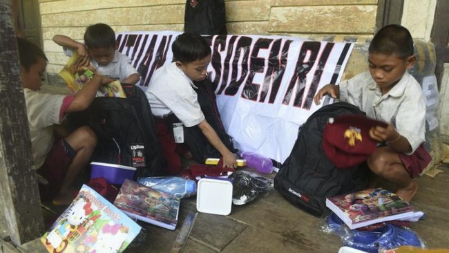 Ratusan paket bantuan alat pendidikan dikirim Jokowi untuk siswa SD di Bengkayang, Kalbar, setelah video permintaan tas siswa viral di Youtube.