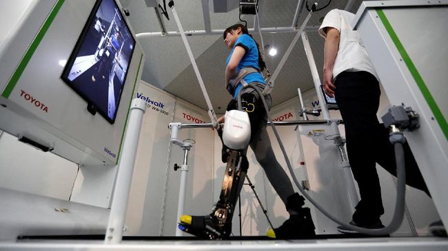 Toyota Motor Corp ciptakan robot bagi para lansia untuk bisa berjalan lagi. Akhir tahun ini, robot bisa disewa dengan harga Rp42,5 juta setiap bulannya.