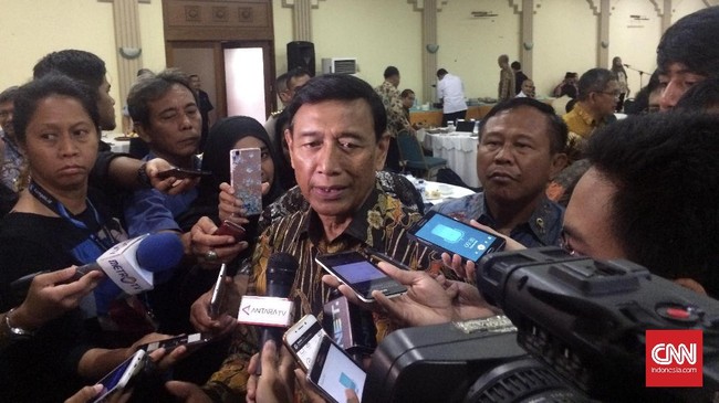 Wiranto mengingatkan, wartawan perlu menyeimbangkan hak dan kewajiban agar aksi kekerasan bisa berkurang.