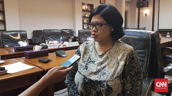 Komisioner Kompolnas Poengky Indarti usai menerima keluhan organisasi Yayasan Penelitian Korban Pembunuhan 1965-1966 (YPKP 65) terkait kepolisian, di kantor Kompolnas, Jakarta Pusat, Kamis (12/4).