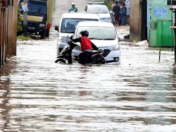 Cara Aman Berkendara Mobil di Tengah Banjir