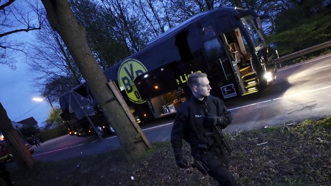 Kepolisian menangkap seorang dari total dua tersangka yang sejauh ini diduga terlibat dalam insiden ledakan yang mengincar bus tim sepak bola Borussia Dortmund.