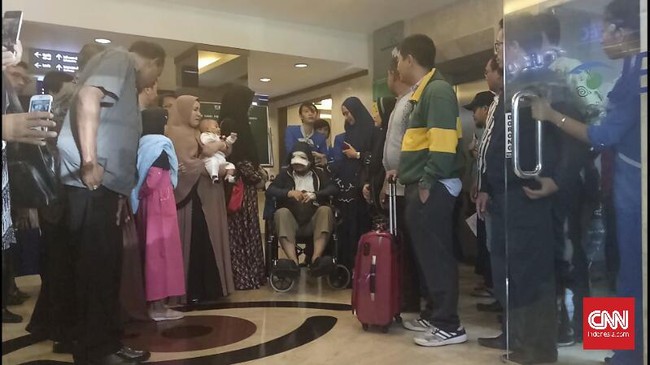 Awalnya Novel dirawat di RS Mitra Keluarga Kelapa Gading sebelum dipindahkan ke Jakarta Eye Center. Kini ia dipindahkan lagi ke rumah sakit ke Singapura.