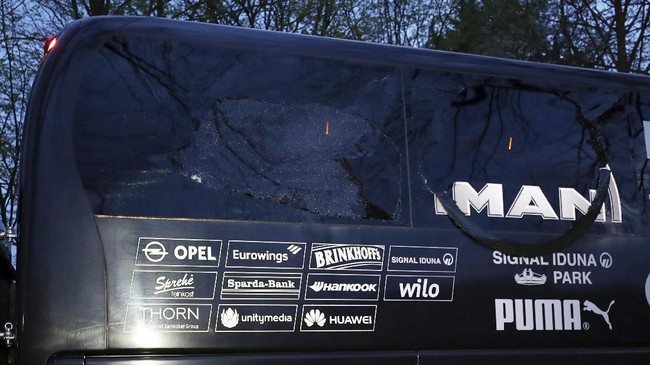 Polisi melacak sejumlah surat kaleng yang mengklaim bertanggung jawab atas ledakan dekat bus tim sepak bola Borrusia Dortmund.