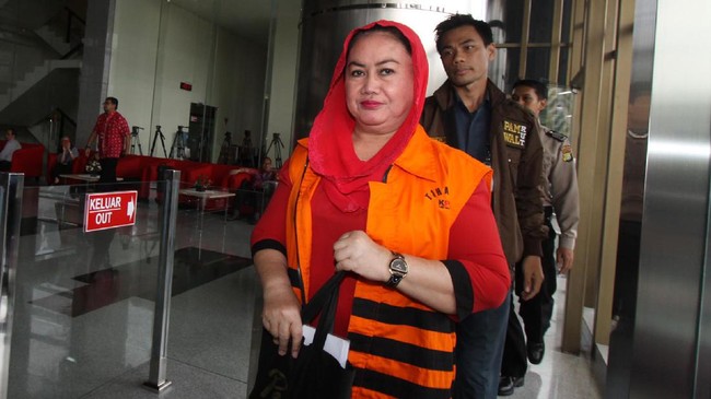 KPK terus mendalami dugaan jual beli jabatan yang dilakukan Bupati Klaten Sri Hartini di lingkungan pemerintahannya serta penyimpangan dana aspirasi.