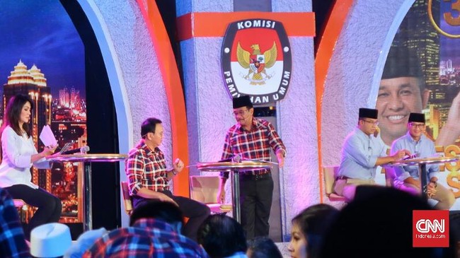Di antara relawan Ahok, Wakil Ketua DPRD Kabupaten Batubara Sumatera Utara Suwarsono juga ikut menunggu di luar lokasi debat, Hotel Bidakara Jakarta.