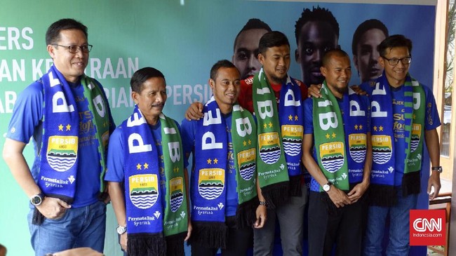 Persib menjalin kerja sama dengan klub kompetisi kasta tertinggi Australia, Adelaide United. Kerja sama itu difasilitasi masing-masing pemerintah provinsi.