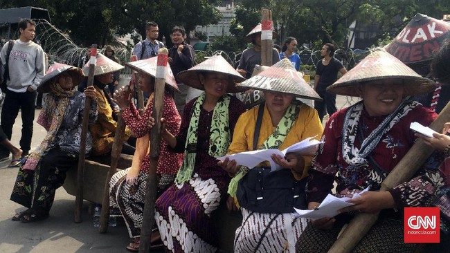 Kebijakan Ganjar soal izin pabrik semen dinilai bertentanan dengan PDIP sebagai partai wong cilik. Megawati diminta memperingatkan Ganjar.