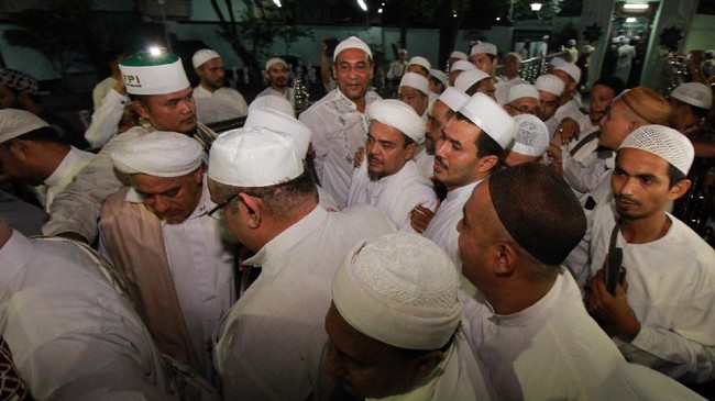 Polda Metro Jaya mengatakan keduanya ditetapkan sebagai tersangka lantaran diduga melakukan pemukulan terhadap PMA yang mengkritik Rizieq Shihab.