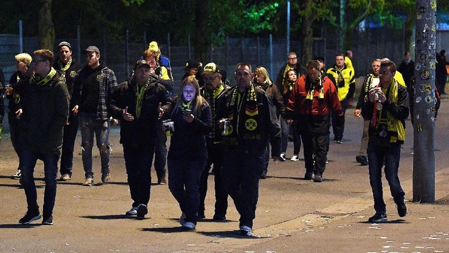 Suporter Borussia Dortmund tawarkan tempat menginap bagi suporter AS Monaco pasca insiden ledakan bom.