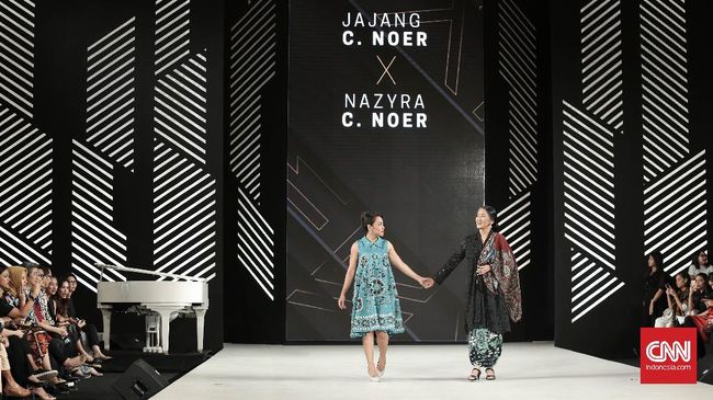 Dalam rangkaian Fashion Nation XI, Senayan City memilih 21 perempuan, ibu dan anak yang dianugerahi The Iconic Women.