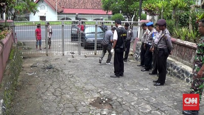 Pelaku yang diduga orang stres sudah diamankan kepolisan. Pelemparan peledak rakitan itu terjadi ketika panitia bersiap menggelar misa.