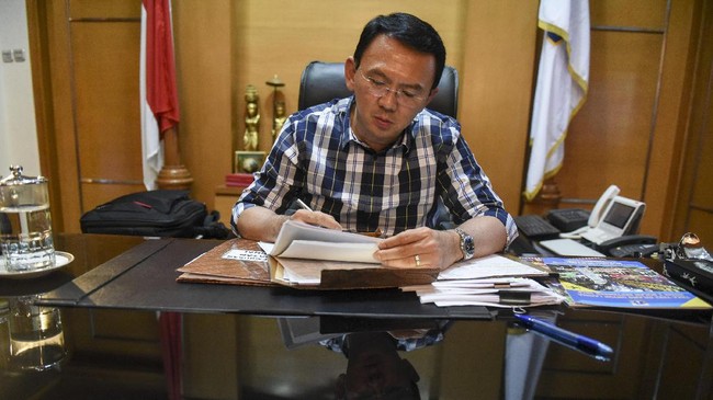 Pengamat memperkirakan langkah Komut Pertamina Ahok membongkar kontrak bisnis merugikan di BUMN dilakukan karena ada 'something wrong' dengan pengawasan BUMN.