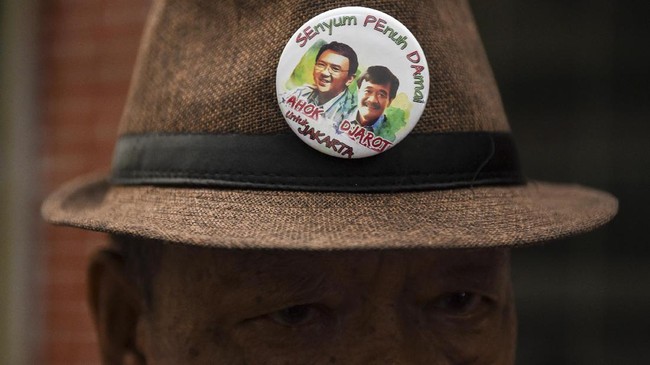 Pembagian sembako dengan program pasar murah itu diklaim dilakukan oleh relawan yang tak tergabung salam tim pemenangan resmi Ahok-Djarot.
