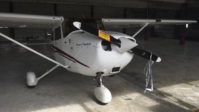 Pesawat latih jenis Cessna jatuh di Sungai Cimanuk, Indramayu, Jawa Barat. Pesawat itu berisi dua orang awak. Satu dari dua awak itu masih hilang.