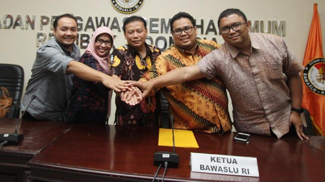 Bawaslu dan Kominfo akan memblokir sejumlah akun di media sosial yang menyebar kampanye hitam terutama yang terkait SARA.