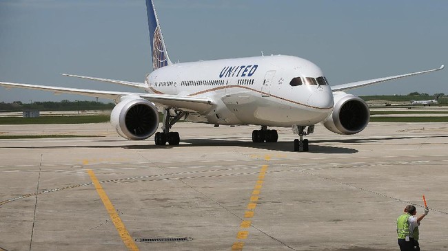 Maskapai penerbangan Amerika Serikat (AS) United Airlines menemukan mayat di bagian roda pesawat yang mendarat di Maui, Hawaii.