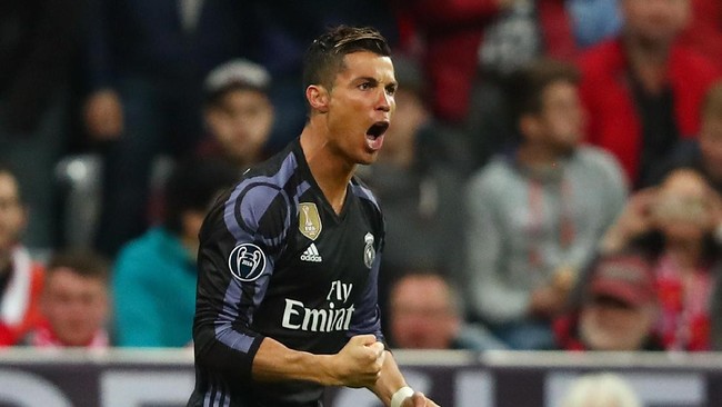 Cristiano Ronaldo memuji ketangguhan kiper Bayern Munich Manuel Neuer di depan gawang dan mengomentari eksekusi penalti Arturo Vidal yang gagal.